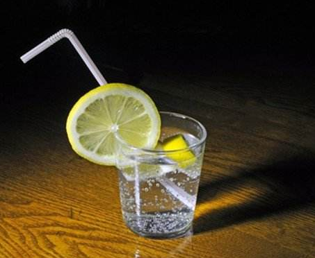 檸檬水的正確泡法減肥-易網(wǎng)健康<a href=http://www.xllyou.com/jkys/ target=_blank class=infotextkey>養(yǎng)生</a>網(wǎng) 檸檬水的正確泡法減肥