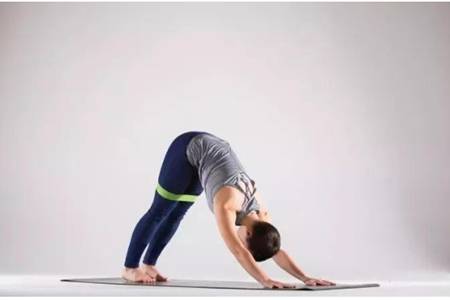 簡單瘦腿瑜伽動作,六個初入門體式幫你瘦出漫畫腿-易網<a href=http://www.xllyou.com/ target=_blank class=infotextkey>健康養生</a>網 簡單瘦腿瑜伽動作,六個初入門體式幫你瘦出漫畫腿