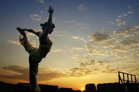 練習瑜伽的好處是什么  改善青少年脊柱側彎等不良體態