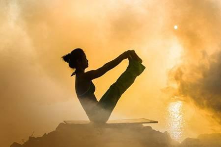 練習瑜伽的好處是什么  改善青少年脊柱側彎等不良體態