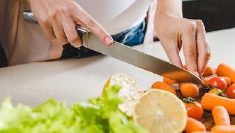 想減肥又想吃甜食,請搭配這些食物-易網(wǎng)<a href=http://www.xllyou.com/ target=_blank class=infotextkey>健康養(yǎng)生</a>網(wǎng) 想減肥又想吃甜食,請搭配這些食物