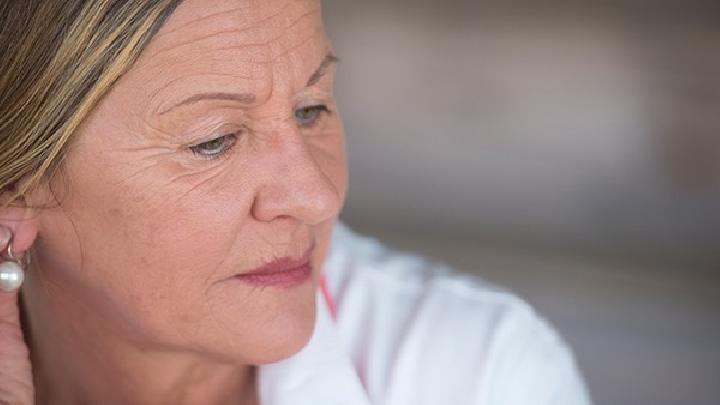 清晨面部浮腫的原因到底是什么 6個快速消除清晨面部浮腫的方法-易網健康養生網 清晨面部浮腫的原因到底是什么 6個快速消除清晨面部浮腫的方法