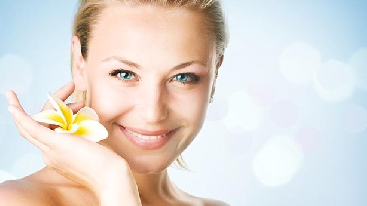 少喝水能避免臉部浮腫嗎? 這些方法可以消除臉部浮腫-易網(wǎng)<a href=http://www.xllyou.com/ target=_blank class=infotextkey>健康養(yǎng)生</a>網(wǎng) 少喝水能避免臉部浮腫嗎? 這些方法可以消除臉部浮腫