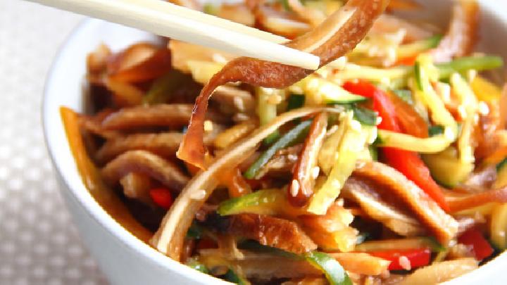 夏季喝荷葉泡的水能減肥嗎？荷葉茶有減肥功效嗎？