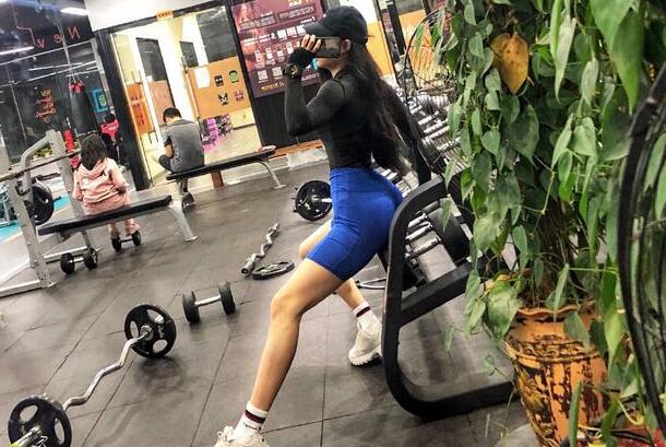 女生魯鐵是什么意思是有氧運動嗎,在健身房擼鐵玩健身器材-易網健康<a href=http://www.xllyou.com/jkys/ target=_blank class=infotextkey>養生</a>網 女生魯鐵是什么意思是有氧運動嗎,在健身房擼鐵玩健身器材