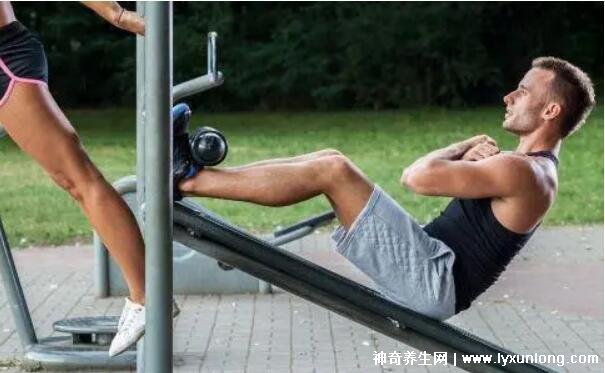 練腹肌的十大禁忌,一定要熱身做拉伸(注重全身鍛煉)-易網(wǎng)健康<a href=http://www.xllyou.com/jkys/ target=_blank class=infotextkey>養(yǎng)生</a>網(wǎng) 練腹肌的十大禁忌,一定要熱身做拉伸(注重全身鍛煉)