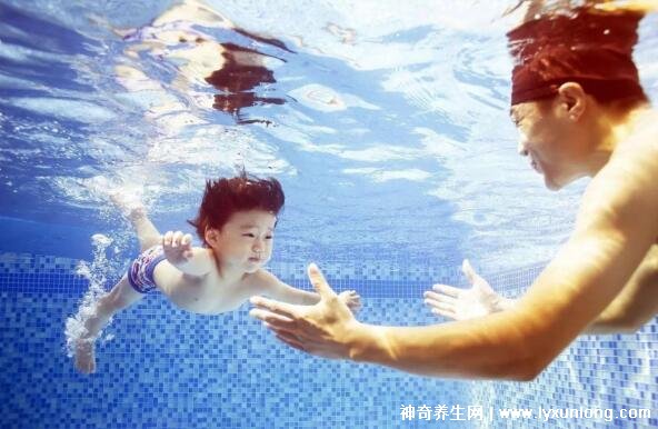 游泳對身體有什么好處和壞處,減肥塑性對心肺好(水臟有5個危害)-易網<a href=http://www.xllyou.com/ target=_blank class=infotextkey>健康養生</a>網 游泳對身體有什么好處和壞處,減肥塑性對心肺好(水臟有5個危害)