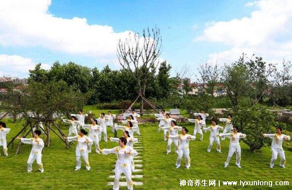 女性練八段錦的好處，疏通氣血/緩解壓力/減肥(附視頻教程)