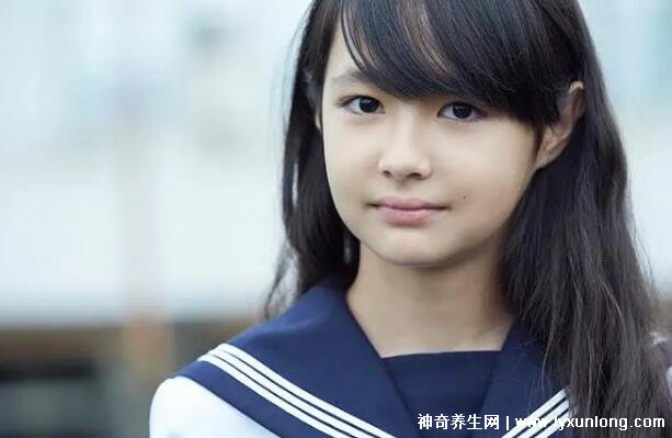 初中生可以一天抹一遍水乳嗎,不建議/清潔和防曬更重要-易網<a href=http://www.xllyou.com/ target=_blank class=infotextkey>健康養生</a>網 初中生可以一天抹一遍水乳嗎,不建議/清潔和防曬更重要