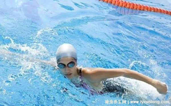 游泳對身體有什么好處和壞處,增強抵抗力/減肥(誘發眼耳部疾病)-易網<a href=http://www.xllyou.com/ target=_blank class=infotextkey>健康養生</a>網 游泳對身體有什么好處和壞處,增強抵抗力/減肥(誘發眼耳部疾病)