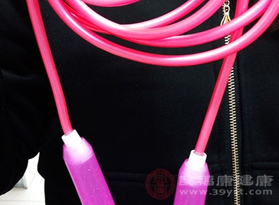 有哪些不去健身房也可以在家做的運動 此文給你參考-易網<a href=http://www.xllyou.com/ target=_blank class=infotextkey>健康養生</a>網 有哪些不去健身房也可以在家做的運動 此文給你參考