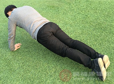 經常做俯臥撐身體會有什么變化 不妨了解下-易網<a href=http://www.xllyou.com/ target=_blank class=infotextkey>健康養生</a>網 經常做俯臥撐身體會有什么變化 不妨了解下