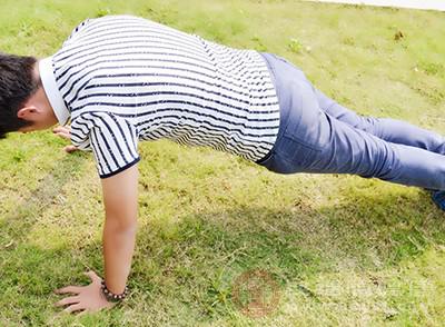 經常做俯臥撐身體會有什么變化 不妨了解下-易網健康養生網 經常做俯臥撐身體會有什么變化 不妨了解下