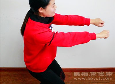 睡覺前堅持深蹲50次身體會有什么樣的收獲 男女都應該一試-易網健康<a href=http://www.xllyou.com/jkys/ target=_blank class=infotextkey>養生</a>網 睡覺前堅持深蹲50次身體會有什么樣的收獲 男女都應該一試