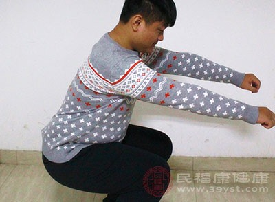 睡覺前堅持深蹲50次身體會有什么樣的收獲 男女都應該一試-易網健康養生網 睡覺前堅持深蹲50次身體會有什么樣的收獲 男女都應該一試