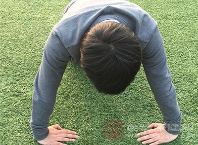 做俯臥撐和堅持跑步 哪種鍛煉方式對身體好 不同人應該怎么選-易網健康養生網 做俯臥撐和堅持跑步 哪種鍛煉方式對身體好 不同人應該怎么選