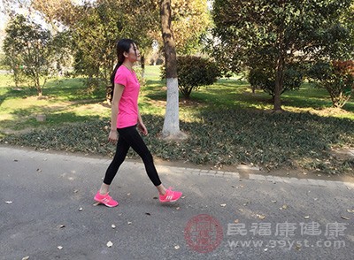 壽命長(zhǎng)短和走路步數(shù)有關(guān) 朋友圈步數(shù)超2萬(wàn)的人 最后怎么樣了-易網(wǎng)健康<a href=http://www.xllyou.com/jkys/ target=_blank class=infotextkey>養(yǎng)生</a>網(wǎng) 壽命長(zhǎng)短和走路步數(shù)有關(guān) 朋友圈步數(shù)超2萬(wàn)的人 最后怎么樣了