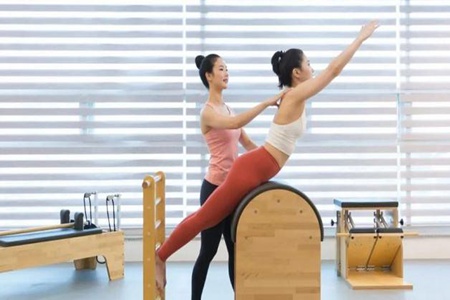 普拉提是什么運(yùn)動(dòng) 都有哪些好處及作用-易網(wǎng)<a href=http://www.xllyou.com/ target=_blank class=infotextkey>健康養(yǎng)生</a>網(wǎng) 普拉提是什么運(yùn)動(dòng) 都有哪些好處及作用