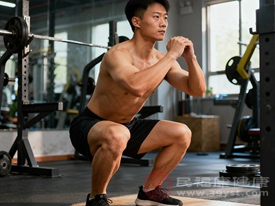 男性健身繞不開深蹲 但是深蹲的好處你真的了解嗎-易網健康<a href=http://www.xllyou.com/jkys/ target=_blank class=infotextkey>養生</a>網 男性健身繞不開深蹲 但是深蹲的好處你真的了解嗎