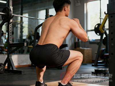 男性健身繞不開深蹲 但是深蹲的好處你真的了解嗎-易網<a href=http://www.xllyou.com/ target=_blank class=infotextkey>健康養生</a>網 男性健身繞不開深蹲 但是深蹲的好處你真的了解嗎
