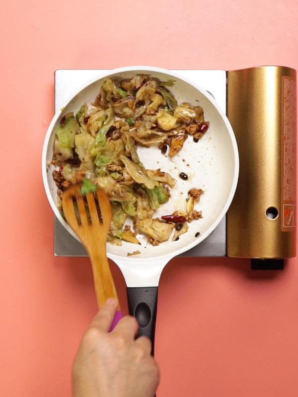 醬爆洋白菜的做法-家常味燒菜譜