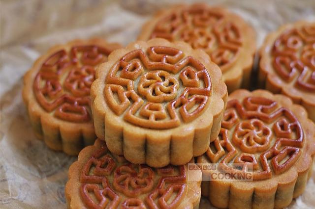 廣式蛋黃蓮蓉月餅的做法-甜味烘焙菜譜