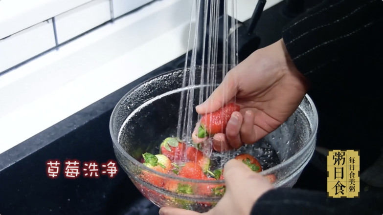 粥日食丨草莓糙米粥的做法-甜味煮菜譜-易網<a href=http://www.xllyou.com/ target=_blank class=infotextkey>健康養生</a>網 粥日食丨草莓糙米粥的做法-甜味煮菜譜