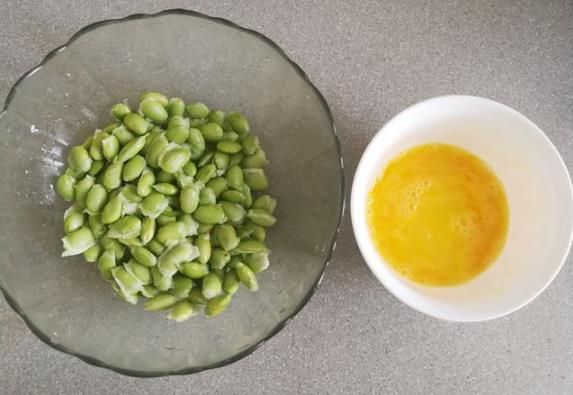 青豆蒸蛋的做法-家常味蒸菜譜-易網(wǎng)<a href=http://www.xllyou.com/ target=_blank class=infotextkey>健康養(yǎng)生</a>網(wǎng) 青豆蒸蛋的做法-家常味蒸菜譜