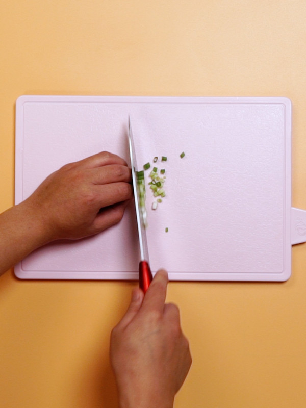 蘿卜丸子的做法-家常味炸菜譜-易網(wǎng)<a href=http://www.xllyou.com/ target=_blank class=infotextkey>健康養(yǎng)生</a>網(wǎng) 蘿卜丸子的做法-家常味炸菜譜