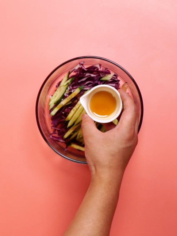 涼拌紫甘藍(lán)的做法-酸甜味拌菜譜-易網(wǎng)健康養(yǎng)生網(wǎng) 涼拌紫甘藍(lán)的做法-酸甜味拌菜譜