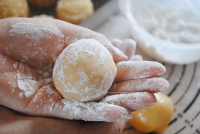 廣式蛋黃蓮蓉月餅的做法-甜味烘焙菜譜