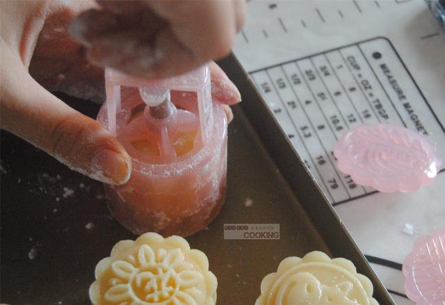 廣式蛋黃蓮蓉月餅的做法-甜味烘焙菜譜