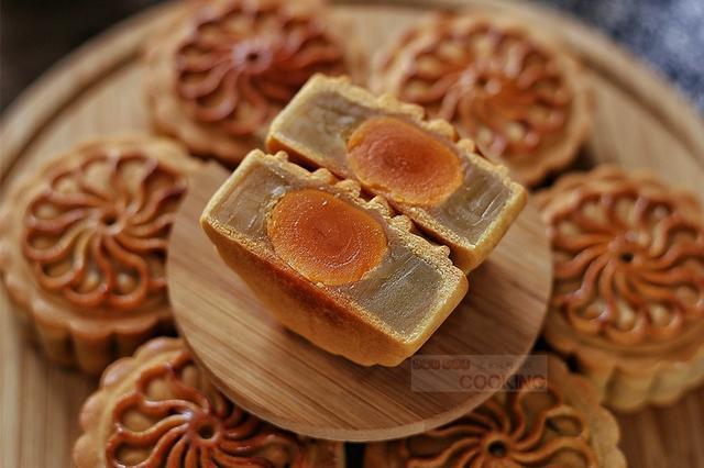 廣式蛋黃蓮蓉月餅的做法-甜味烘焙菜譜