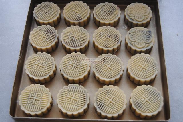廣式蛋黃蓮蓉月餅的做法-甜味烘焙菜譜