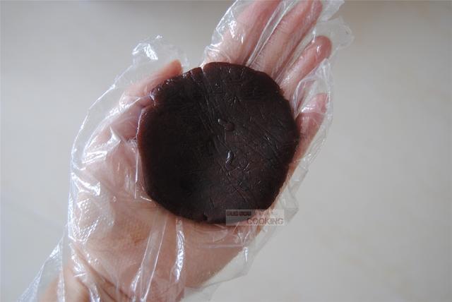 廣式蛋黃蓮蓉月餅的做法-甜味烘焙菜譜