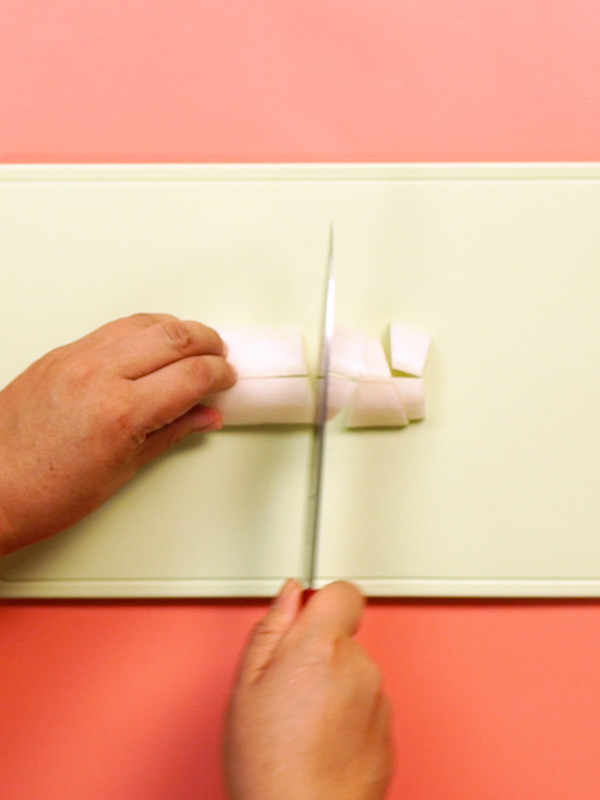 牛腩燉蘿卜的做法-咸鮮味燉菜譜-易網<a href=http://www.xllyou.com/ target=_blank class=infotextkey>健康養生</a>網 牛腩燉蘿卜的做法-咸鮮味燉菜譜