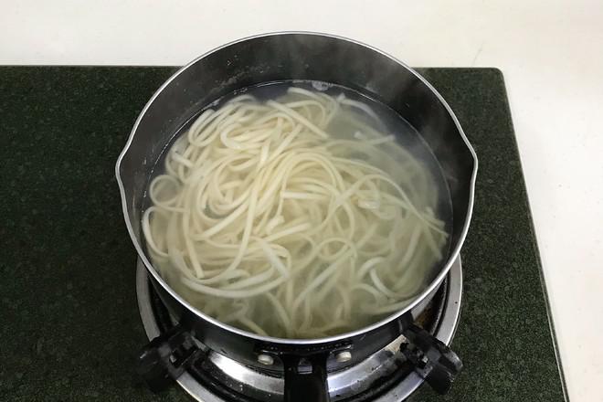 蔥油面的做法-咸鮮味拌菜譜-易網健康養(yǎng)生網 蔥油面的做法-咸鮮味拌菜譜