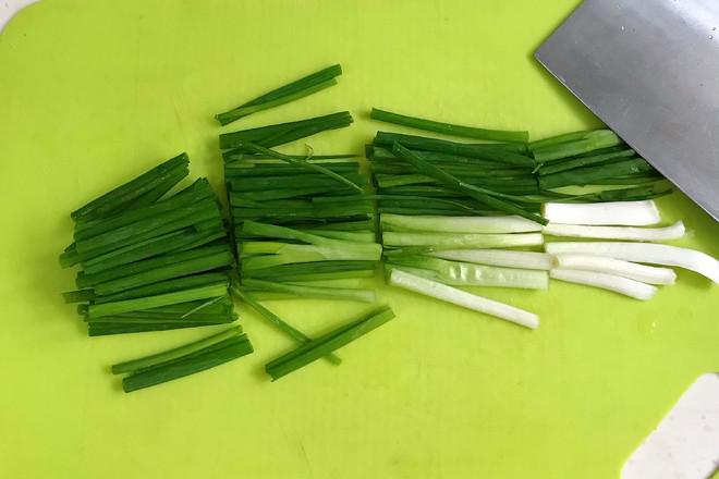 蔥油面的做法-咸鮮味拌菜譜-易網健康養(yǎng)生網 蔥油面的做法-咸鮮味拌菜譜