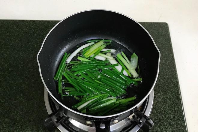 蔥油面的做法-咸鮮味拌菜譜-易網健康養(yǎng)生網 蔥油面的做法-咸鮮味拌菜譜