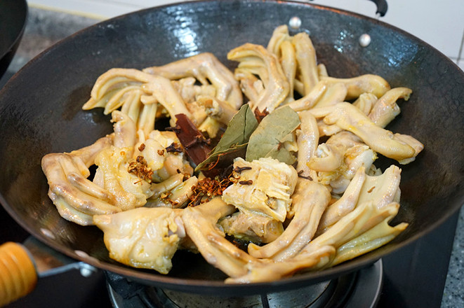 香辣鹵鴨掌的做法-家常味煮菜譜