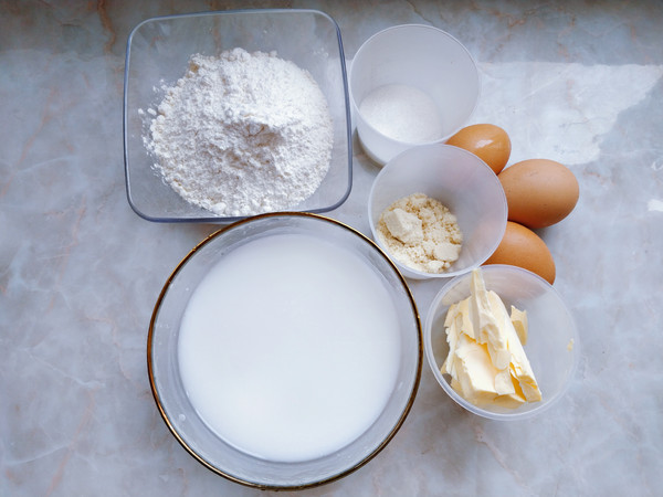 黃桃千層蛋糕卷的做法-甜味烘焙菜譜-易網<a href=http://www.xllyou.com/ target=_blank class=infotextkey>健康養生</a>網 黃桃千層蛋糕卷的做法-甜味烘焙菜譜