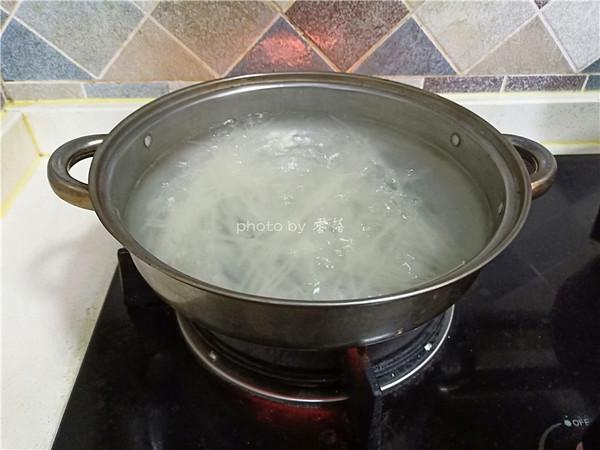 私房涼拌米粉的做法-家常味拌菜譜-易網健康養生網 私房涼拌米粉的做法-家常味拌菜譜