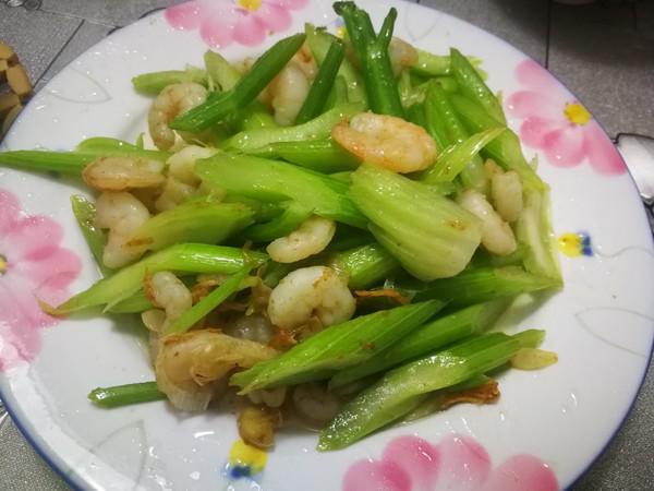 西芹蝦仁的做法-家常味炒菜譜-易網健康養生網 西芹蝦仁的做法-家常味炒菜譜