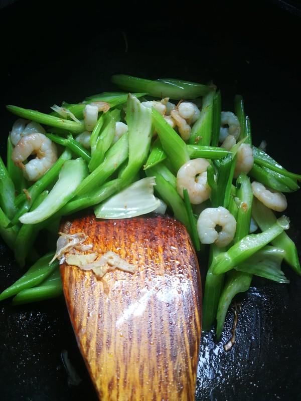 西芹蝦仁的做法-家常味炒菜譜-易網健康養生網 西芹蝦仁的做法-家常味炒菜譜