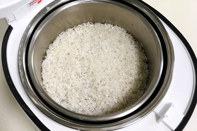 臘腸土豆脫糖飯的做法-咸鮮味蒸菜譜