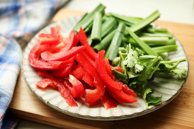 肉絲燜面的做法-家常味燜菜譜-易網健康養生網 肉絲燜面的做法-家常味燜菜譜