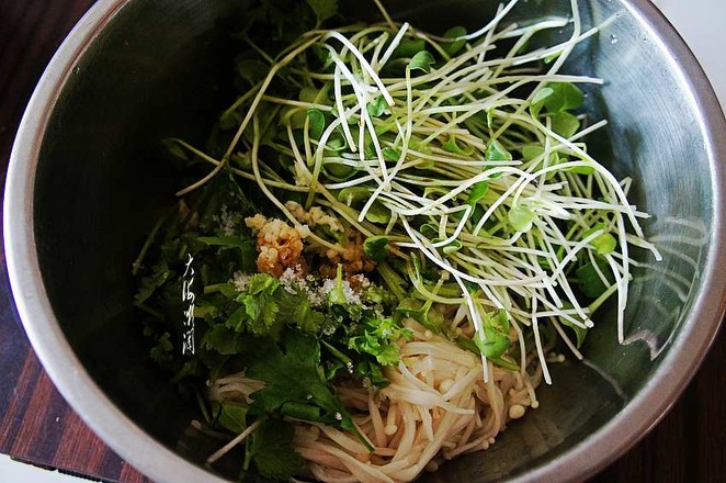 涼拌金針菇蘿卜苗的做法-酸甜味拌菜譜-易網健康養生網 涼拌金針菇蘿卜苗的做法-酸甜味拌菜譜