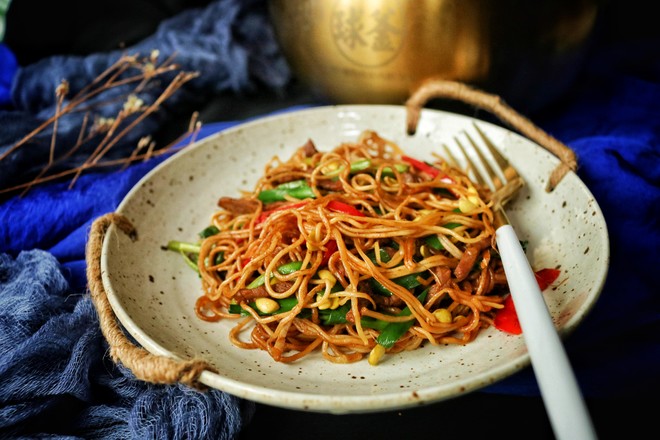 肉絲燜面的做法-家常味燜菜譜-易網健康養生網 肉絲燜面的做法-家常味燜菜譜