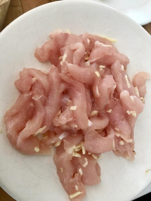 蘑菇雞肉的做法-咸鮮味炒菜譜-易網<a href=http://www.xllyou.com/ target=_blank class=infotextkey>健康養生</a>網 蘑菇雞肉的做法-咸鮮味炒菜譜