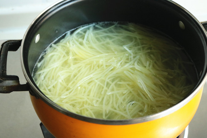 熗拌土豆絲的做法-香辣味拌菜譜-易網健康養生網 熗拌土豆絲的做法-香辣味拌菜譜